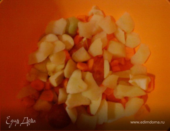Чистим и нарезаем морковку, картошку яблоки.