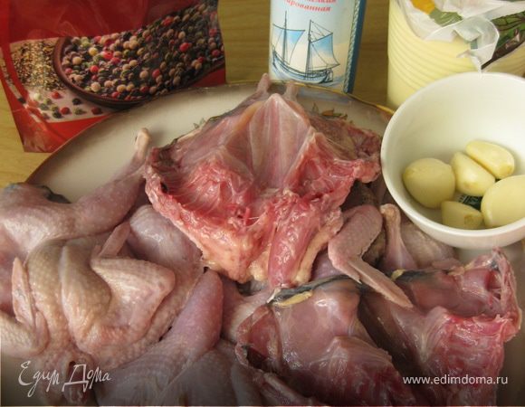 Вымытые и высушенные перепела хорошо отбить, чтобы не брызгался сок, можно накрыть пищевой пленкой.