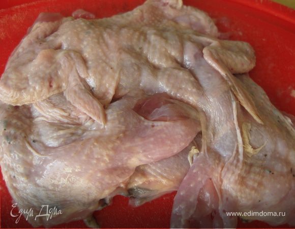 Лапки перепелок вставить в надрезы на спинке.