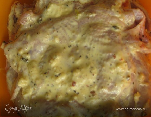 Отбитые перепела по солить и поперчить, и натереть продавленным через пресс чесноком, потом обмазать сметаной. И поставить мариноваться в холодильник на 1 час.