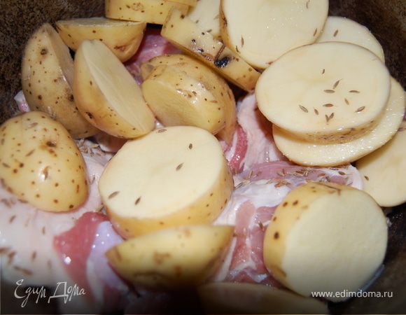 Готовится очень долго, но очень легко, есть возможность в это время заняться другими делами. Разделываем баранину и укладываем на дно казана, солим и сдабриваем слегка зирой. Хорошо, если баранина не постная, с курдючком, если постная, то плесните на дно казана растительного масла. Поверх мяса выкладывайте картофель. Картофель не чистим , а очень тщательно моем и режем крупными кружками. Солим, посыпаем зирой, делаем самый маленький огонь, закрываем крышку и забываем о нашем казане минимум на час. Ничего больше, даже воды, не добавляем!