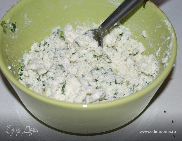 Подготовить начинку, помять брынзу, нарезать мелко зелень, выдавить зубчик чеснока.