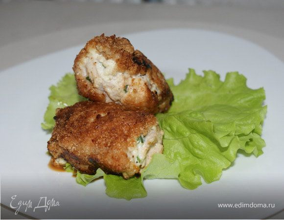 обвалять в панировочных сухарях, обжарить на растительном масле. Подавать с листьями салата.