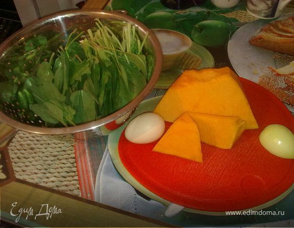 натереть тыкву и морковь на крупной терке.
лук нарезать мелкими кубиками. вбить 1 яйцо, перемешать. добавить муку(ничего страшного если мука весь сок не возьмет, иначе оладушки будут жесткие). солим, перчим