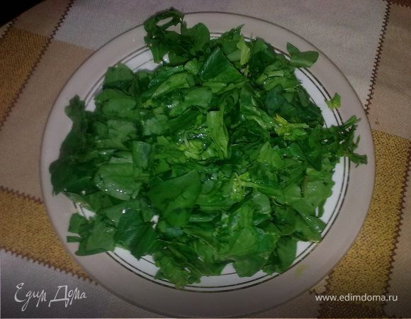 шпинат залить водой, дать постоять несколько минут. весь песок должен осесть на дно. теперь для пущей верности промоем под проточной водой в дуршлаге. отделяем листики от ножек, после чего руками измельчаем на небольшие кусочки. 