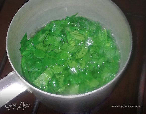 на дно кастрюли наливаем чуть-чуть воды, когда она закипит - высыпаем шпинат. воды должно быть мало. поэтому мешаем все время, чтобы проварились все листики(3-4 минуты). даем остыть и мнем их вилкой.