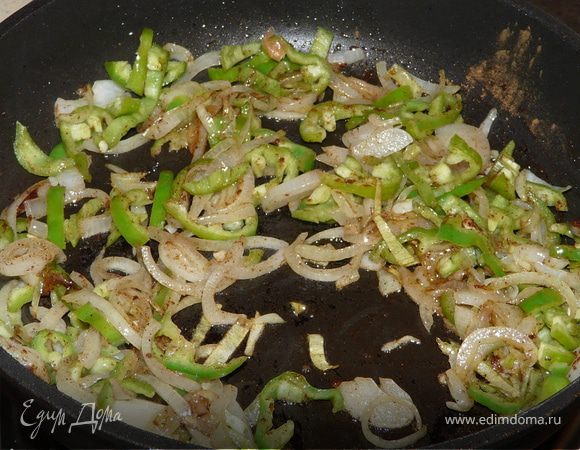 На сливочном масле начать тушить лук и специи (корица, кардамон, карри). Я забыла положить чили в маринад, поэтому положила уже на сковородку.