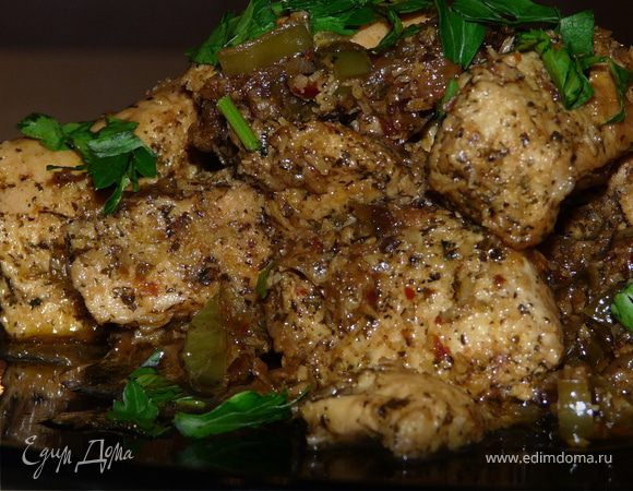 Через пару минут, добавить мясо со всем его маринадом.
Тушить до готовности курицы, подливая воду, если нужно