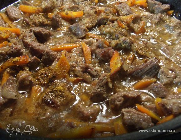 Лук и морковь порезать, добавить к мясу. На сковороду налить растительное масло так, чтобы покрыло дно. Обжарить мясо, лук и морковь на небольшом огне в течении 10-15 минут. Добавить воды и тушить на медленном огне 20 минут.