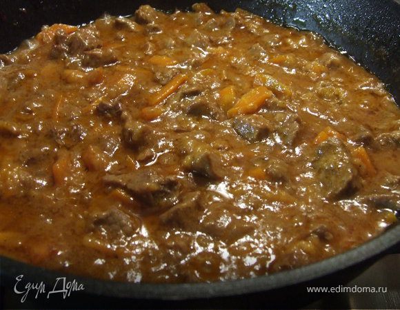 Добавляем карри, соль, перец, томатную пасту или кетчуп. Тушим еще  10 минут. Добавляем муку, тушим еще 5 минут и все готово! Если соус слишком густой - нужно добавить воды и наоборот, если соус слишком жидкий добавьте еще немного муки.