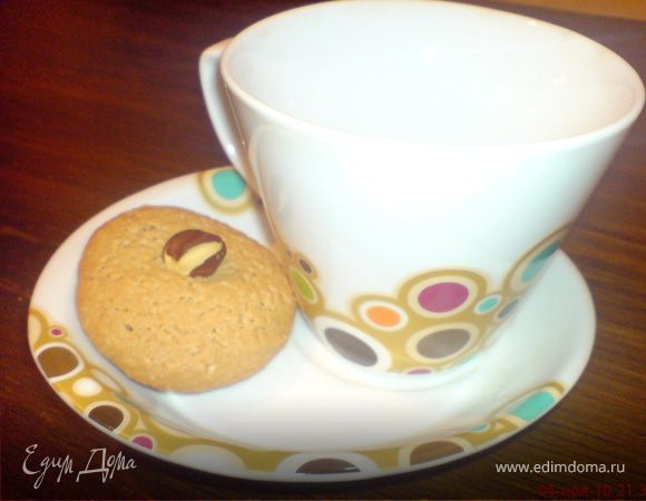 Геркулес прокрутить через мясорубку - получится геркулесовая мука.Растереть яйцо с сахаром, влить растопленное и охлажденное масло, сметану,добавить геркулесовую муку, муку обыкновенную и соду. Все перемешать тщательно. Сформировать шарики, приплющить их немного и выложить на противень. Желательно постелить пекарную бумагу на противень, тогда печенье не прилипнет. Отправляем в духовку 180С. Горячее печенье намного вкуснее, приятного чаепития!