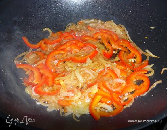 В глубокой сковороде вок, разогреем масло и запустим жарить лук. Через 5 минут к нему добавим перец.