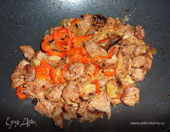 После обжарки-овощи вынем и добавим в сковороду нарезанное филе индейки. Готовить мясо под закрытой крышкой в течении 30 минут. Как приготовится, мясо соединим с овощами, потомим 2-3 минуты и переложим нашу индюшку с овощами в блюдо.