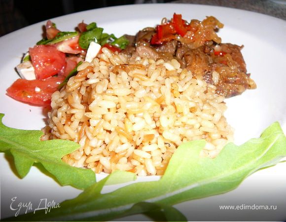 В поджаренный рис аккуратно зальем кипяток, так чтоб закрыть его полностью. Накроем крышкой и готовим до полного впитывания жидкости. Это займет минут 20. Формируем наше блюдо и подаем с любым салатом из свежих овощей. Приятного аппетита! 