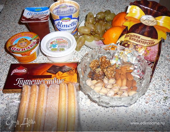 Измельчим печенье и орехи в некрупные крошки. Шоколад натрем на терке.Орехи и шоколад разложим в разные емкости- вних мы будем обваливать наши елочные игрушки.