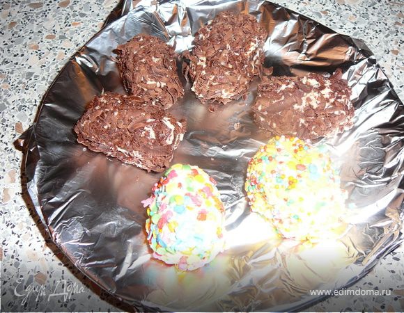 Теперь нам понадобиться дольки мандарина и виноградины- мы их будем обмазывать в нашем сырном соусе и  обваливать  либо в орехах,либо в шоколадной стружке или в кондитерской посыпке. В итоге у нас получится разные начинки, с разными соусами и различными посыпками. И для всех будет сюрпризом с какой начинкой у вас окажется елочная игрушка. Охладить в морозильной камере!