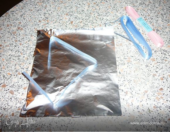 Осталось завершить процесс изготовления елочных украшений. Мы их завернем в фольгу и завяжем разноцветными ленточками, чтобы развесить на елке. Итак, пора украшать елочку! Приятного аппетита!