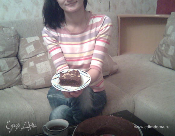 Готовый кекс можно украсить измельченными орехами или взбитыми сливками. Но я и моя семья любим его "в чистом виде" со свежезаваренным черным чаем))) Приятного аппетита!!!