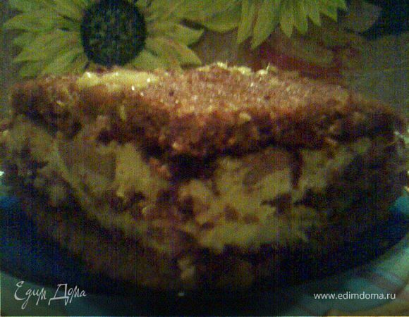 На водяной бане взбить яйца до пышности,добавить сахар,сухие компоненты просеять к яичной смеси,добавит морковь и раст.масло.
Выпекать на противне с пергаментом,
можно использовать круглые формы...
В предварительно разогретой духовке
до170-180*-20-25мин.,проверить спичкой.
Бисквит д.б. очень мягким,пористым и нежным...
Для суфле:взбить сметану с сахарной пудрой,добавить распущенный и слегка охлаждённый желатин,"Кальвадос",ванилин,куркуму.
Можно дать слегка застыть и затем взбить до пышности,в конце вмешать варенье.
У меня хороший желатин,застывает мгновенно,поэтому суфле я делала уже после того,как охладился бисквит.
Собирая торт можно использовать разъёмную форму,можно сделать отдельные пирожные.
Для новогоднего варианта хорошо украсить сверху кремом ганашем или просто взбитыми сливками.-"котокролику" должно понравится.
Через 1,5-2часа охлаждения можно употреблять.