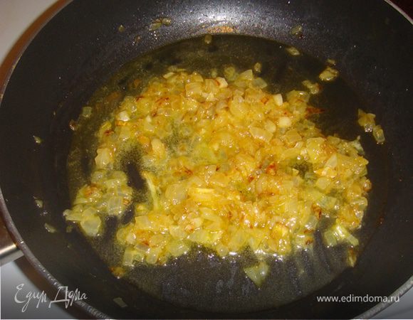 Лук почистить и обжарить на сливочном масле до золотистого цвета.
