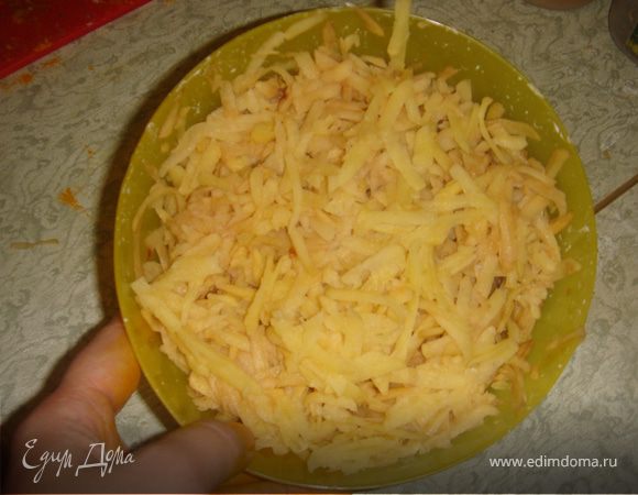 Картофель потереть на мелкой терке,чеснок нарезать мелко.