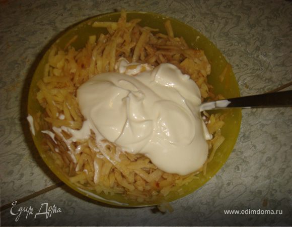 Соединяем картофель,чеснок,заправляем майонезом и солим(по желанию).