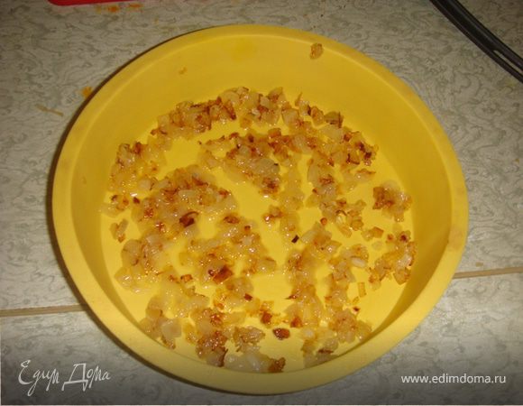 Берем глубокую посуду где будем запекать.На дно кладем жареный лук...