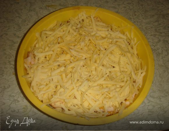 Духовку разогреваем до 180*С.Свинину ставим в духовку на 1 час и за 10минут до готовности посыпаем сыром.
