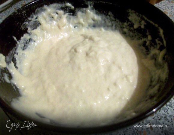 Итак, все начинается с закваски. Вы можете использовать любую закваску, на Ваше усмотрение. Если же вы никогда не имели дело с закваской, предложу свой вариант (универсальный).
1 день - 100 г муки + 100 г воды хорошо перемкшиваем, чтобы получилась достаточно густая субстанция. Накрываем полотенцем, ставим в теплое место.
2 день - в закваске должны уже получиться маааленькие пузырьки. Опять доливаем 100 г воды+ 100 г муки. Еще на сутки оставляем под полотенцем.
3 день - 100 г воды + 100 г муки. Я оставляла ее еще на сутки, а на след. день уже использовала.