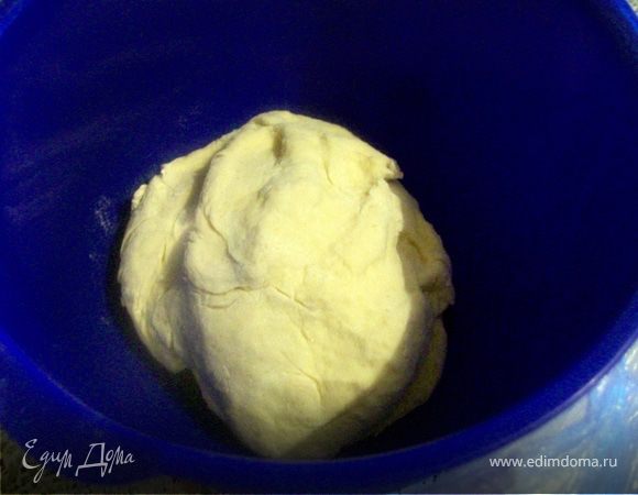 Смешаем закваску, муку,соль, 3 ст.л. сахара, воду. Вымесим хорошенько на столе.
Далее тесто накрываем пищевой пленкой и оставляем подходить на 2,5 - 3 часа