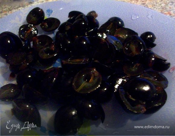 Тем временем нужно помыть виноград, порезать пополам и вытащить все косточки.