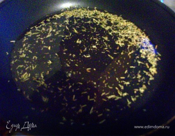 Оливковое масло смешать с размарином и обжарить его на маленьком огне в течении 5-7 минут. Аромат на кухне будет такой, что с ума сойти можно! :)