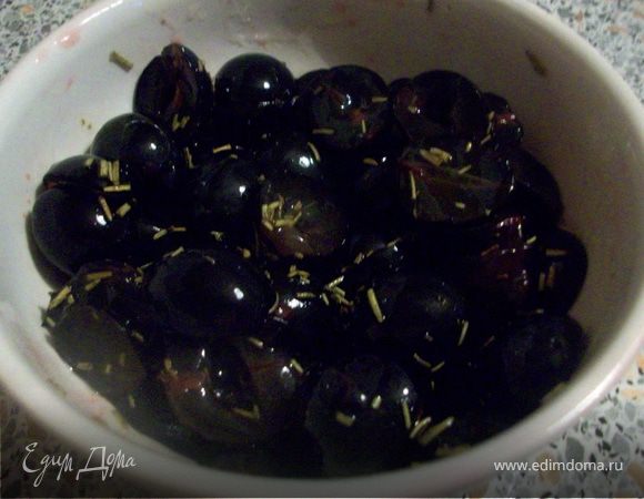 Половиной масла замариновать виноград и оставить на несколько часов.