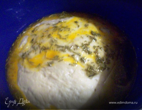 В тесто добавить оставшуюся половину масла и яйцо. Замешать. 