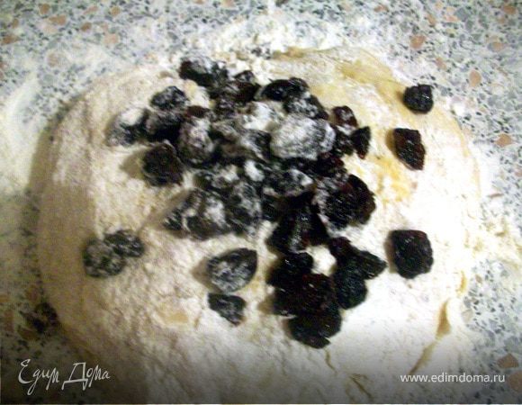 В тест добавить изюм с мукой. Месить тесто нужно очень хорошо, чтобы изюм равномерно распределился. Изюма нужно добавлять побольше, потому что тесто очень хорошо поднимется. 
Оставляем тесто доходить под пленкой еще на 15 минут.