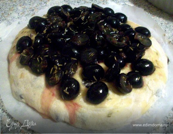 Лепешку переложим на пергамет. Сверху выложим виноград вместе с  маслом. Накроем пленкой и оставим подходить еще на 10-15 минут, можно больше.