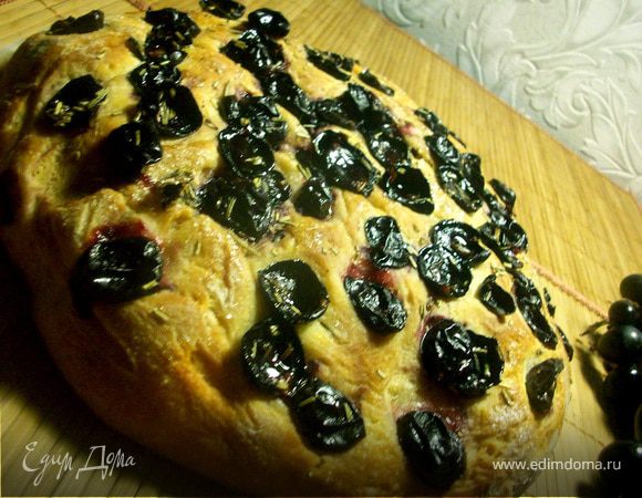 Лепешку посыпаем сахаром (2-3 ст.ложки), чтобы весь хлеб был покрыт тоненьким слоем сахара.Отправляем хлеб в разогретую духовку. Выпекать до образования румяной корочки (чуть меньше часа). Приятного аппетита!!!!!