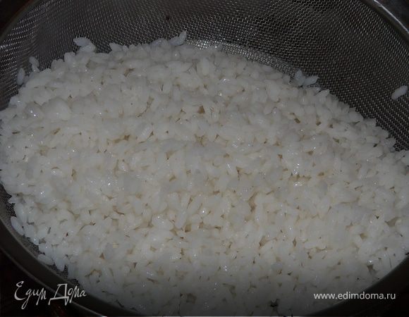 Сварить рис в подсоленой воде до состояния очень аль денте