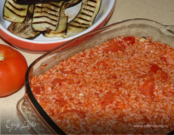 xорошо слить воду и смешать его с соусом, частью пармезана и 1 яйцом (получается довольно влажная масса).
Смазать форму. Сложить первым слоем баклажан, затем рис, сверху тонкие кусочки сыра и опять баклажан.
Посыпать немного пармезаном  (или просто смазать оливковым маслом баклажан) и в духовку 180 С на 30 минут.  
В холодном виде он тоже хорош.