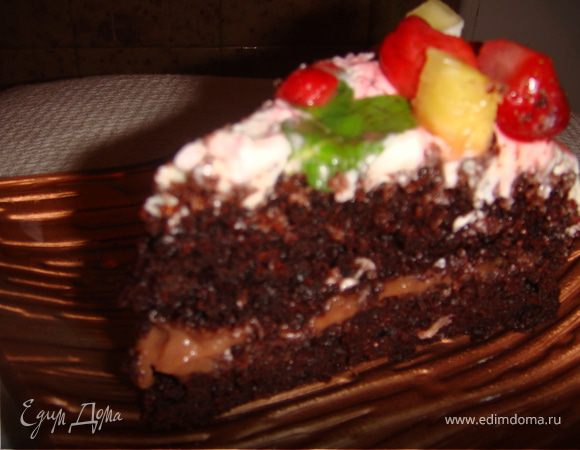 Взбить в блендере творог с йогуртом, добавив немного сахара.Это будет крем для верха торта. Украсить ягодами клубники и листочками мяты.