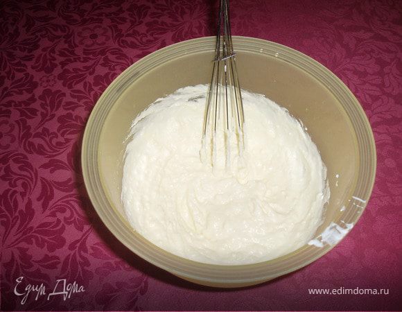 тесто:размягчаем масло и смешиваем его со сметаной