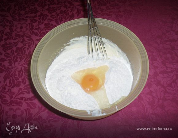 добавляем просеянную муку,соль,соду и яйцо(соду чуть смешать с мукой)