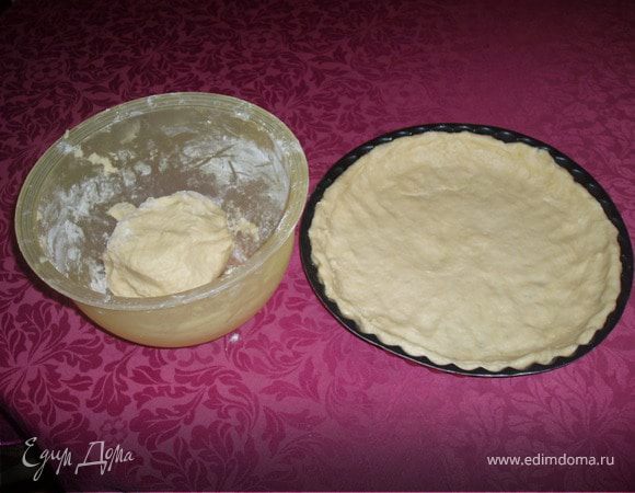 замешиваем руками тесто и делим на две части-одна чуть больше другой.Большую выкладываем на форму так, чтобы получились бортики