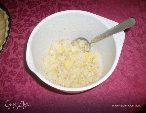 начинка:лимон заливаем в чашке кипятком и настаиваем 2-3 минуты,затем измельчаем его в блендере или на терке,предварительно удалив косточки.Смешиваем с сахаром