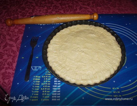 распределяем начинку  и закрываем оставшимся тестом (тесто можно заранее раскатать),защипляем края и протыкаем вилкой верх.Ставим пирог в духовку на 30 минут при температуре 220С