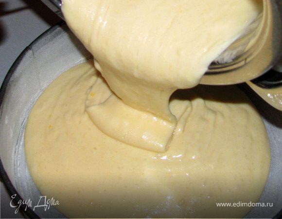 Белки отделить от желтков. Взбить белки до мягких пиков, постепенно добавить полпорции сахара. Желтки перетереть с оставшимся сахаром до посветления. Желтки взбить с белками, добавить несколько капель миндальной эссенции, далее осторожно ввести муку. Легонько перемешать до получения однородной массы. Выложить на смазаную маслом и посыпанную мукой форму, диаметром 25 см. Выпекать в духовке при Т-180*С 30-35 мин. Сразу не вынимать. Охлажденный корж разрезать на 2 пласта и пропитать немножко винным сиропом.