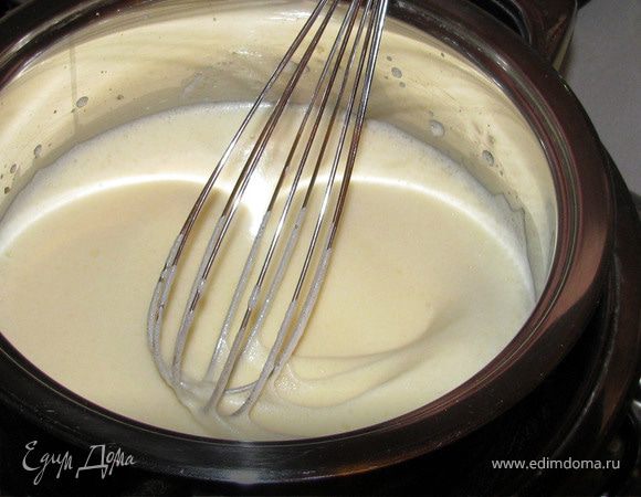 Желатин залить небольшим количеством воды. В кастрюльку налить 1/4 л вина, добавить лимон, гвоздику, палочку корицы и подогреть. Выключить огонь и дать настояться 10 минут. Яйца взбить с сахаром(150г), щепоткой соли и ванилином. Залить горячим вином (пряности вынуть), взбить крем, поставить его на водяную баню и взбивать около 5 минут до загустения. Добавить хорошо отжатый желатин, продолжать взбивать до полного растворения желатина. Переместить посуду с кремом в таз с холодной водой и взбивать еще минут 5-7, до некоторого остывания. Потом поставить крем в холодильник. Но постоянно за ним присматривать, чтобы только остыл, а не полностью застыл.