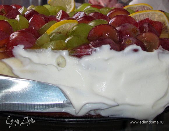 Взбить сметану с сахаром, натереть  цедру для украшения. Снять борта формы, украсить бока торта кремом и посыпать цедрой.