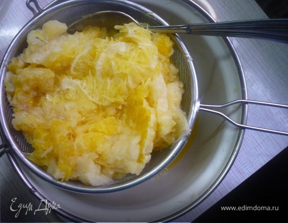 Варим повидло или мармелад (разница во времени приготовления, чем дольше варим, тем больше будет похоже на мармелад). В кастрюлю наливаем 100 мл воды, добавляем мякоть фруктов и варим до мягкости на небольшом огне (около 30 минут), протираем через сито (предварительно можно измельчить блендером), перегородок на сите останется много. Добавляем 500 г сахара и варим от 15 до 60 минут на медленном огне, постоянно помешивая. Повидло готово. Раскладываем его в чистые сухие банки и используем по усмотрению. Очень вкусно смазывать пироги и кексы. Когда пирог остывает, повидло застывает и вкус и запах у выпечки получается волшебным.