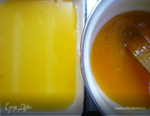 Лоток предварительно смазываем маслом и застилаем пищевой пленкой. Для получения мармелада хорошо уваренное повидло, когда оно остынет до 80 *С выливаем в противень и оставляем до остывания и помещаем в холодильник.  